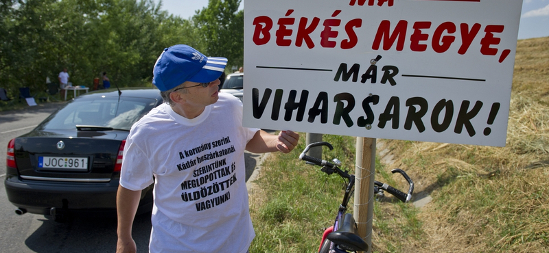 Félpályás útlezárással tiltakoznak a Békés megyei rendvédelmisek