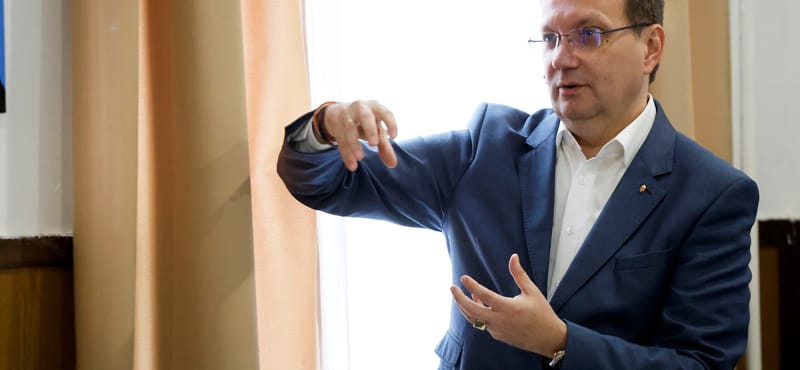 A fideszes Hoppál Péter 16 éve képviselő, de most jött rá, hogy fontos a kapcsolat a választóival, ezért elindította a Hoppálinfót