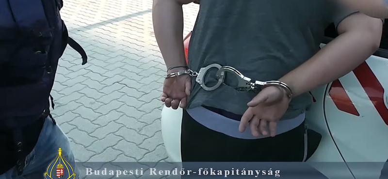 Nem érdekelte a szlovák kamionost, hogy kisgyerekek is ülnek az autóban, betörte a kocsi hátsó ablakát