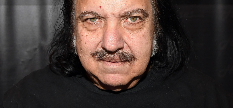 Egymás után erőszakolta a nőket Ron Jeremy pornósztár a vád szerint