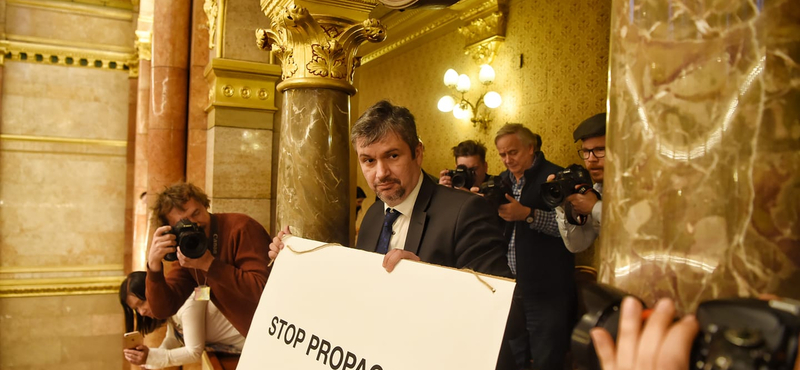 Stop propaganda! Megint táblával akciózott Hadházy a parlamentben – videó