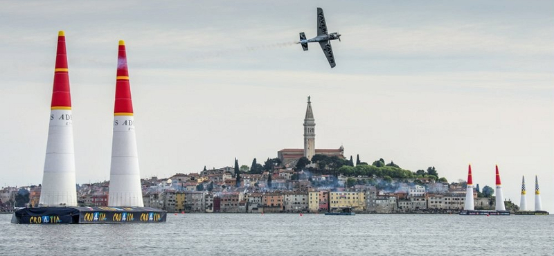 Új géppel repül el a Duna felett Besenyei Péter