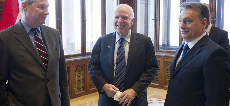 A Magyar Idők rendesen belerúgott a halott McCain-be