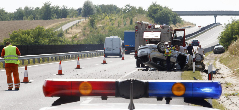 Két kocsi ütközött az M7-esen