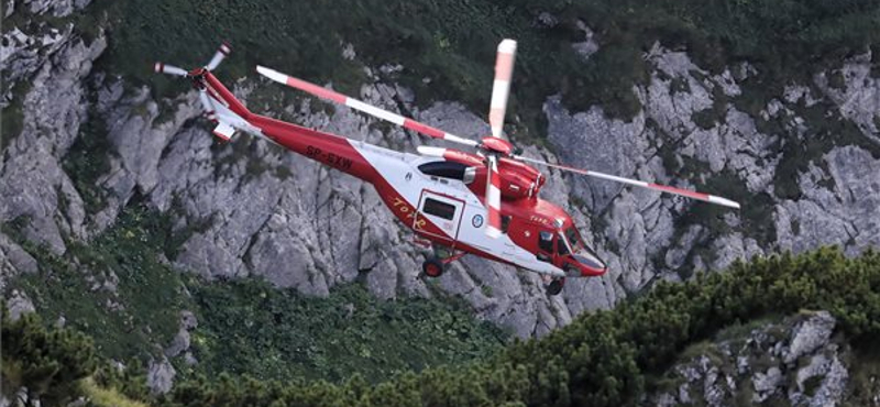 Helikopterrel érkezett mentőegység a Tátra barlangjában rekedt két férfihoz - fotók
