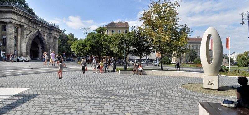 Ilyen lett a Clark Ádám tér - fotó