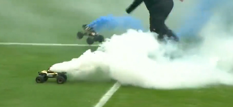 Videón, ahogy füstokádó kisautók lepik el a rostocki Ostseestadiont