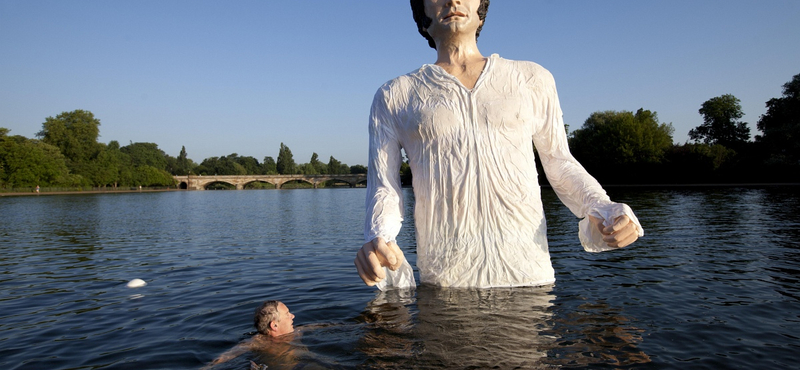 Fotó: Óriás Mr. Darcy emelkedik ki a habokból