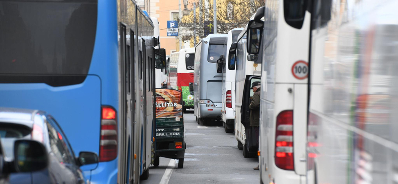 Buszok tömkelege a Nemzeti Múzeum környékén - ismerős logókat is láttunk