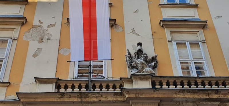 Történelmi belarusz zászló került a budapesti városházára