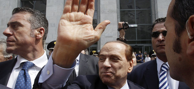 Berlusconi ismét megjelent a bíróság előtt