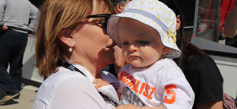 A nap fotója: Hajrá apuci! Michelisz 1 éves kislánya is a Hungaroringen szurkol