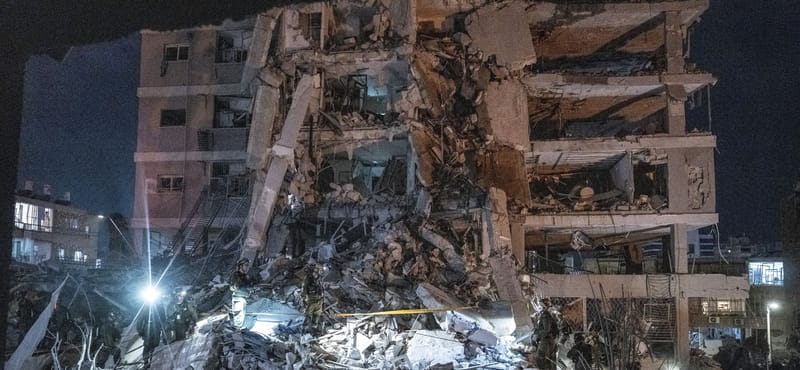 13-ra nőtt a halottak száma Izraelben, az IDF felszólította a reaktorok közelében élő irániakat, hogy hagyják el az otthonukat – élő