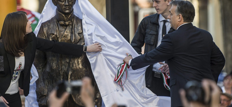 Kosztolányi-szobrot leplezett le Orbán Viktor a határon túl