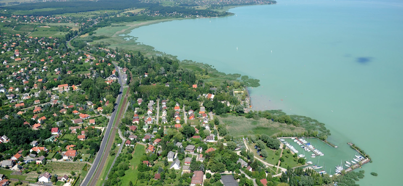 Felborult egy vitorlás a Balatonon, három ember vízbe esett