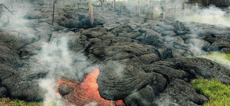 Lassan, de biztosan semmisít meg egy falut a láva Hawaiin