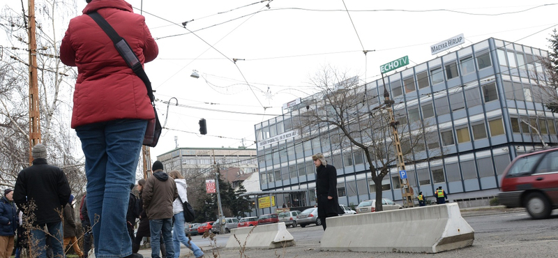 Bayer-ellenes flashmob a Magyar Hírlap előtt