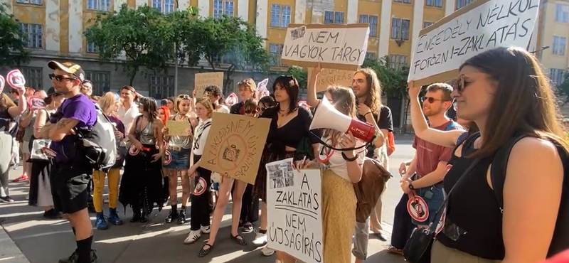 „A zaklatás nem újságírás!” – A Metropol „rövidszoknyás fotópályázata” ellen tüntettek