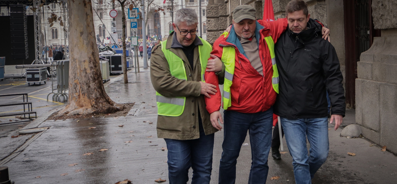 Megsérült a szakszervezeti tüntetésen az MSZP alelnöke