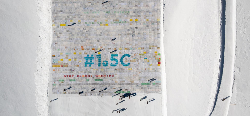 Svájci gleccseren rakták ki a világ legnagyobb képeslapját