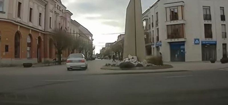 Menekülés közben még helyet is cserélt a sofőr és utasa Mohácson – videó