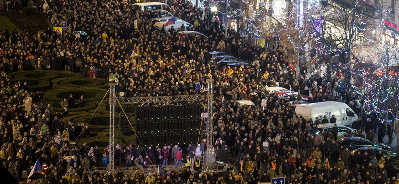 Tízezrek tüntettek Prágában a miniszterelnök lemondását követelve