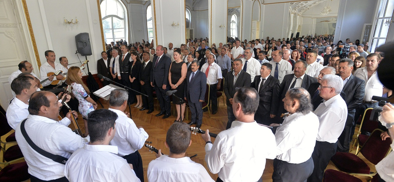 Egy kiakadt hang: Családi kifizetőhelyként működik az Országos Roma Önkormányzat