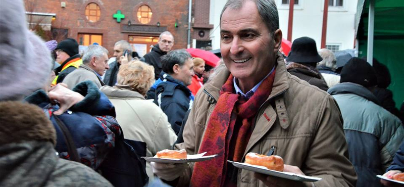 Almát osztogatott az időseknek a Fidesz miskolci jelöltje