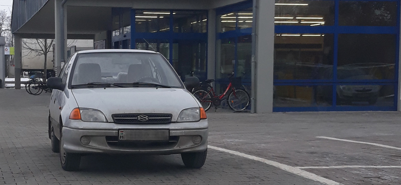 A nap fotója: Ismét egy suzukis és ismét a martfűi Lidlben parkolt érdekesen