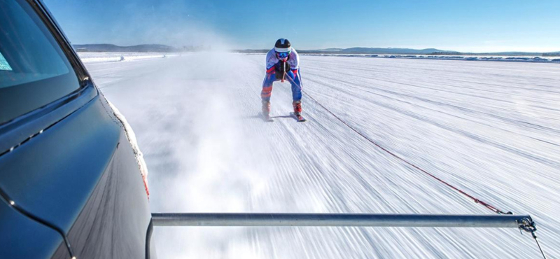 188 km/h tempóval húztak egy síelőt egy kombival - videó