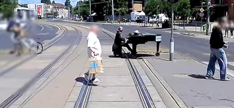 Guruló zongora hajtott át egy villamos előtt Budapesten – videó