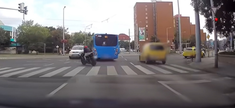 A sárgán akart figyelmetlenül átslisszolni egy motoros Kőbányán, súlyos leckét kapott