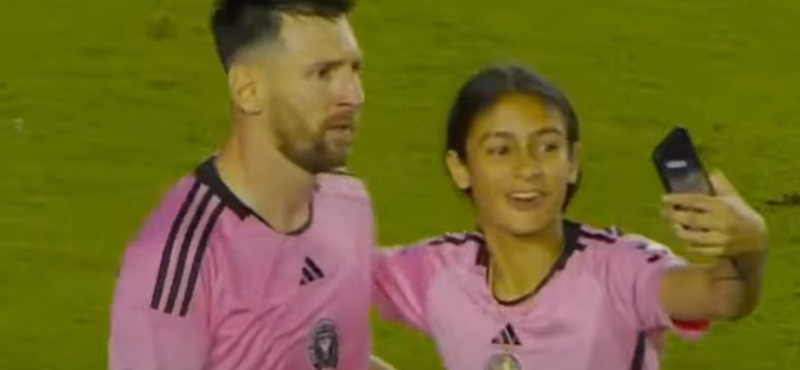 Levideózta a kislány, ahogyan berohan a pályára Messihez, és kér egy szelfit tőle – videó