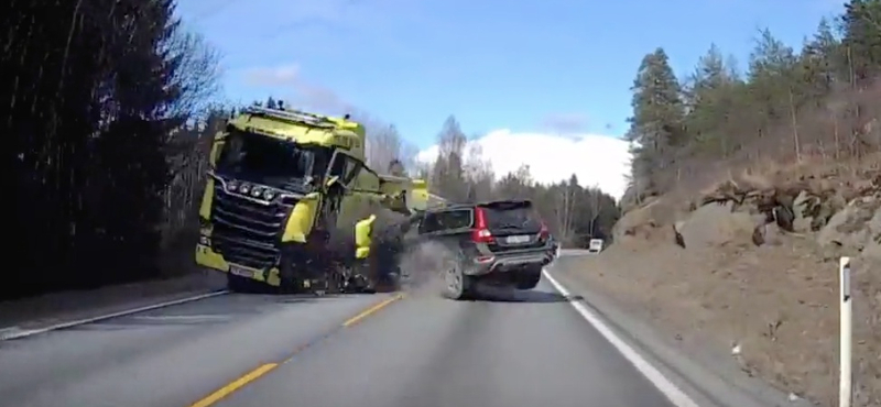 Szemből érkező kamionnal ütközött a Volvo, mégis megmenekült a sofőr – videó