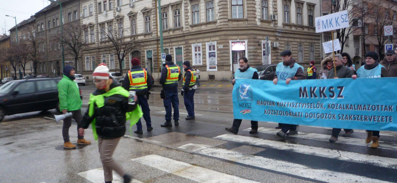 A portás vette át a kormányhivatalban a szegedi közszolgák petícióját