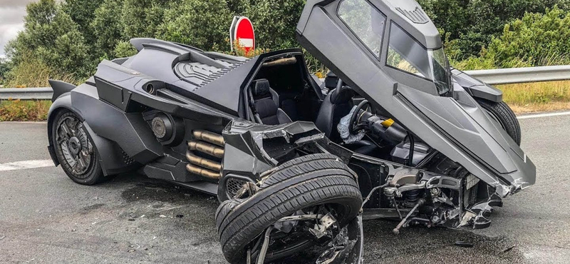 Csúnyán összetörték szegény Batmobile-t egy francia autópályán