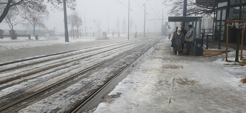 Odacsapott a BKV a jeges járdák miatt