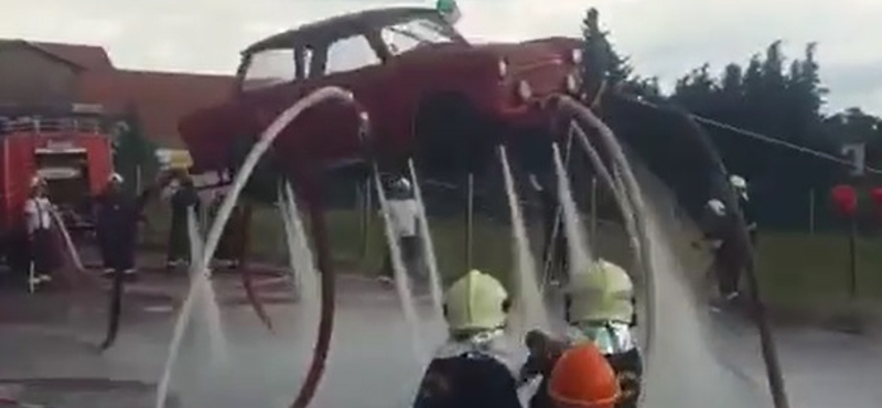 Lebegő Trabantot építettek a német tűzoltók – videó