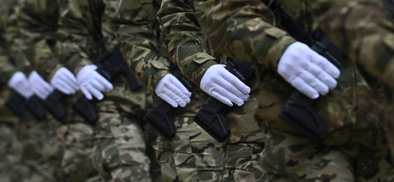 ATV: Egy nappal azután szereltek le több mint 150 beoltatlan katonát, hogy megszűnt az oltási kötelezettség