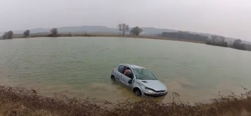 Ilyen belülről, amikor autóval borulnak a folyóba – videó