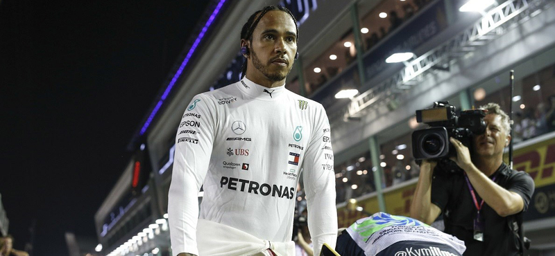 Lewis Hamilton előbb összetört egy iPhone-t, aztán tett valami kedveset