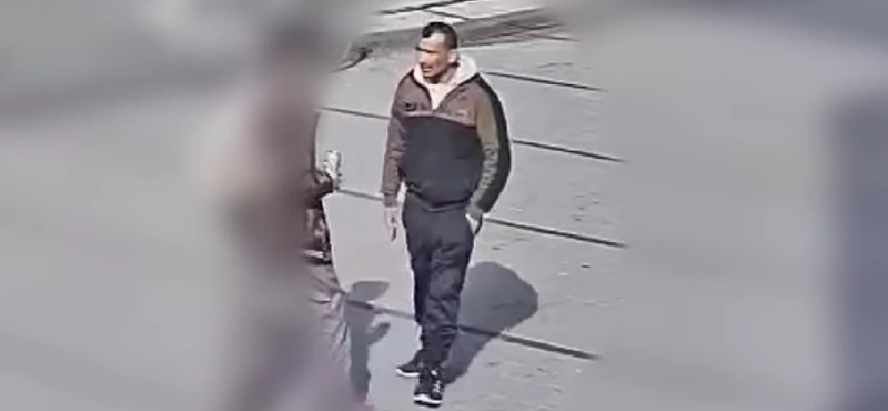 Videó alapján keresnek egy férfit, aki késsel rabolt mobiltelefont a Westendnél 