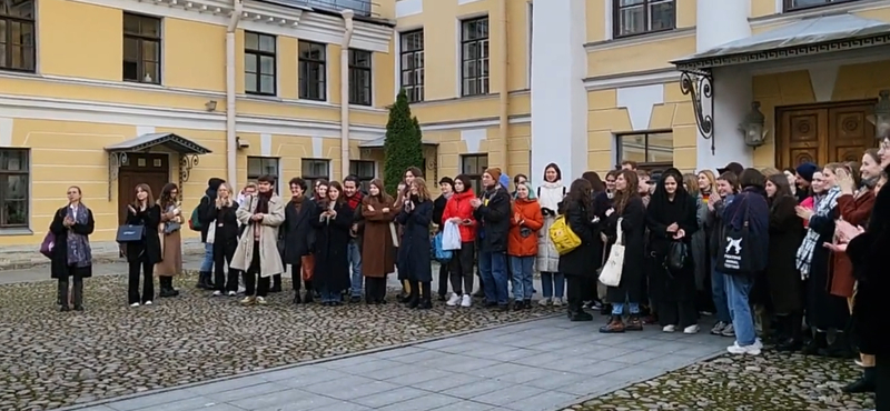 Hatalmas tapsot kapott a háborúellenessége miatt kirúgott szentpétervári tanár volt diákjaitól