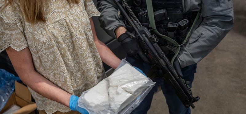 „Még a falon is állt a heroin” – perel és mindent elárul a rendőrség drograktárosa