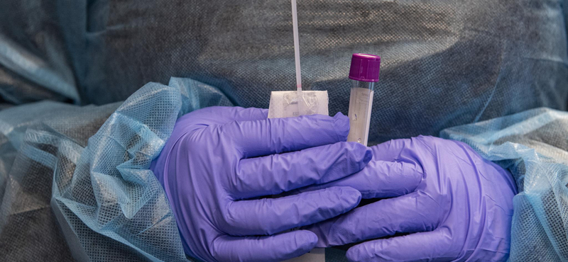 Hárommilliárd forintnyi PCR-tesztet dobtak ki az Országos Vérellátó Szolgálatnál