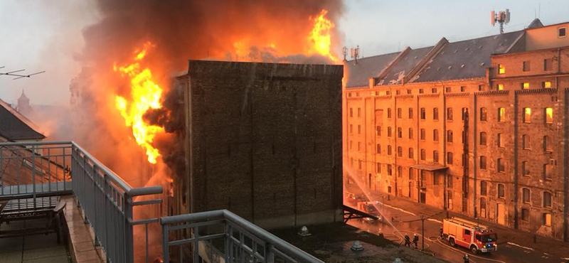 Negyvenöt tűzoltó oltja a Soroksári úti raktártüzet – fotó