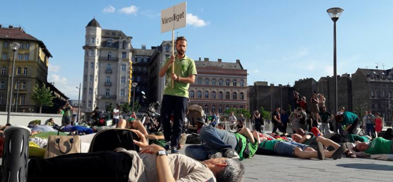 A kivágott fák miatt terültek el több százan a Keleti előtt