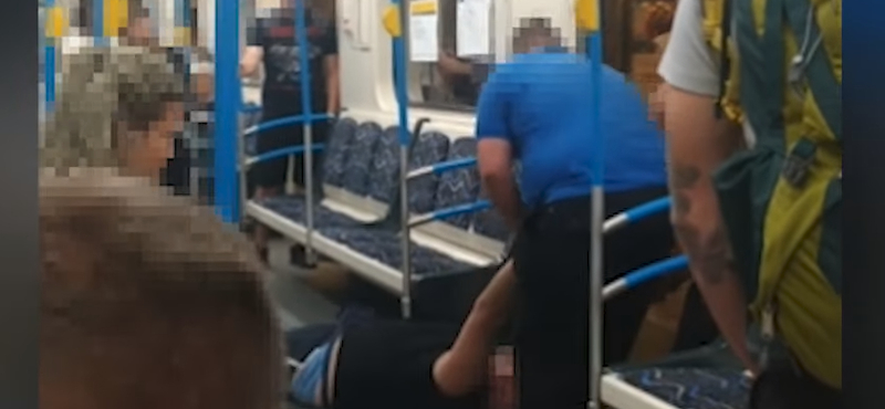 Karjánál fogva vonszoltak ki egy ájult utast a 3-as metróból a biztonságiak – videó