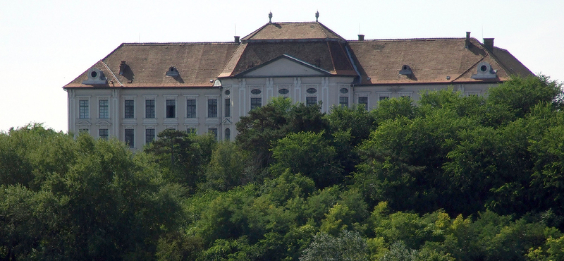 Fűtésért tüntettek a tatai Eötvös József Gimnáziumban