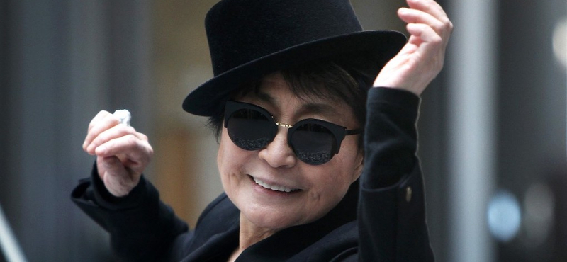 42 évvel John Lennon meggyilkolása után Yoko Ono elhagyja közös lakásukat